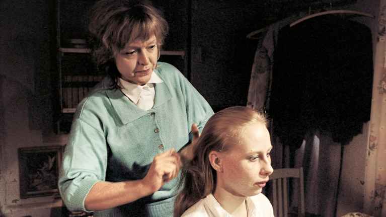 Iris Rukka (Kati Outinen) ja äiti (Elina Salo). YLE Kuvapalvelu/Kansallinen audiovisuaalinen arkisto