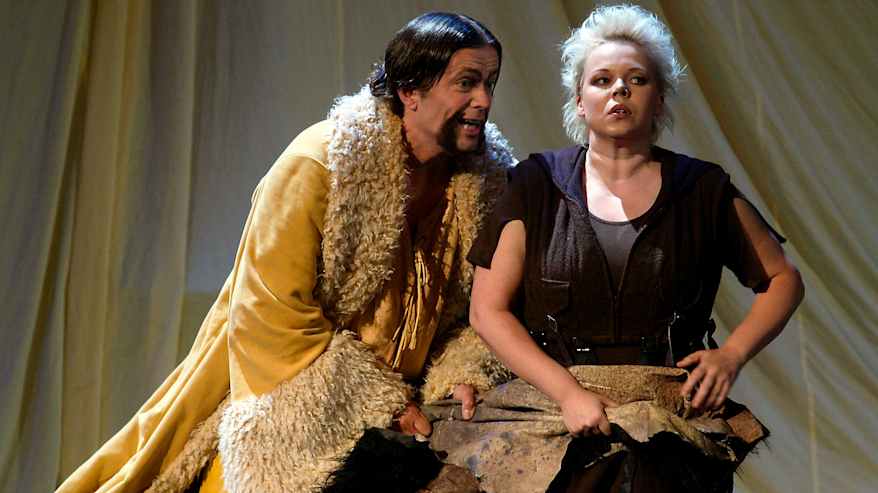 Kuvassa Novgorodilainen suurkauppias Jyrki Anttila) ja Anna (Johanna Rusanen). Timo Seppäläinen/Savonlinnan Oopperajuhlat/YLE