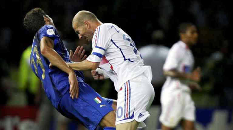 Ranskan Zinedine Zidane puskee Italian Marco Materazzia Jalkapallon MM-kisoissa 2006.