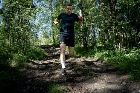 Verneri Teppo juoksee itse suunnittelemillaan kengillä.