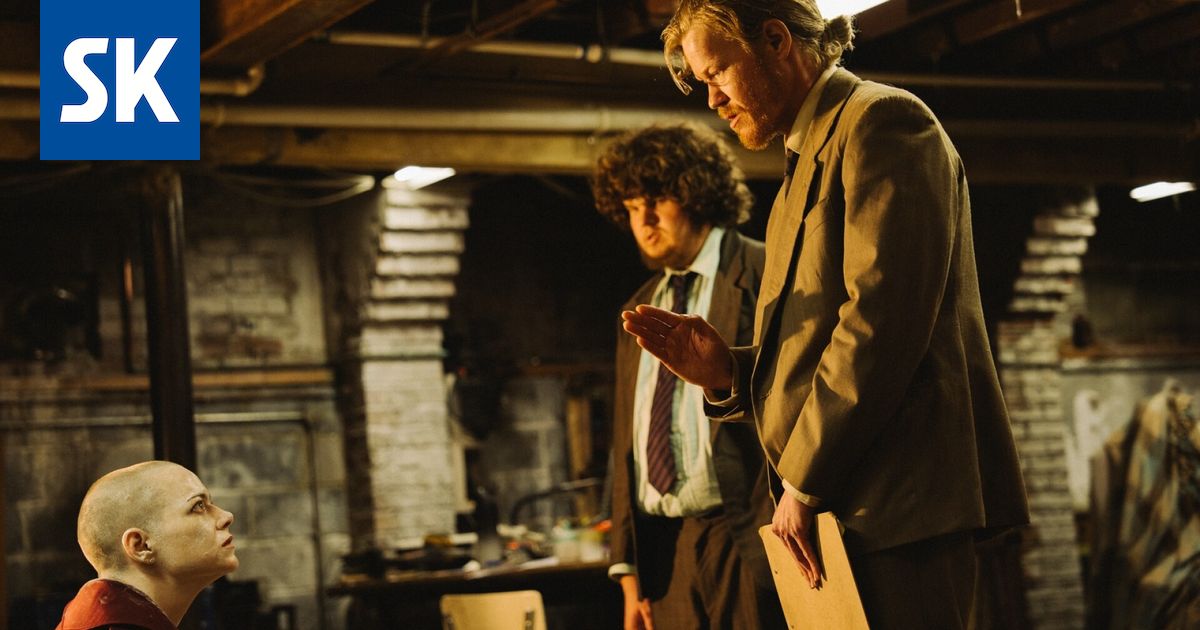 Elokuva-arvio | Emma Stonen millintarkkaa näyttelijäntyötä hykerryttävässä satiirissa voi vain ihailla - Satakunnan Kansa