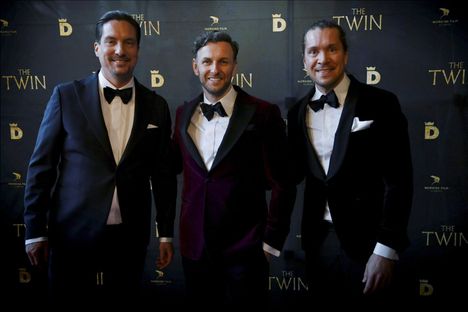 Käsikirjoittaja Aleksi Hyvärinen (vas.), näyttelijä Steven Cree ja ohjaaja-käsikirjoittaja Taneli Mustonen elokuvan kutsuvierasnäytöksessä 2022.