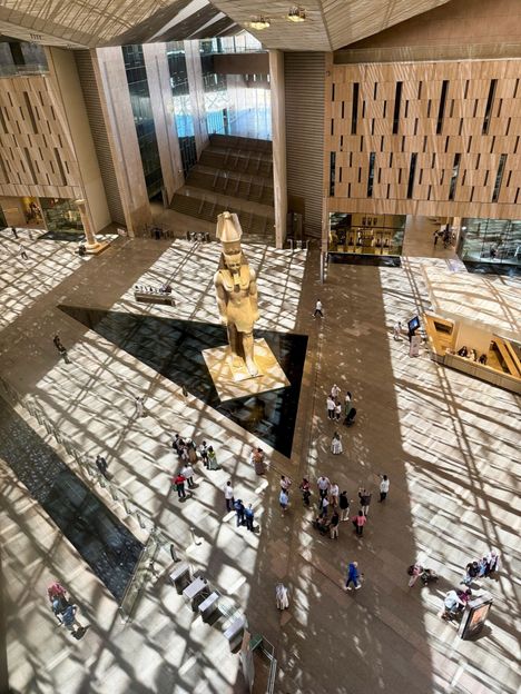 Faarao Ramses II:n 11 metriä korkea patsas Gem-museon aulassa.