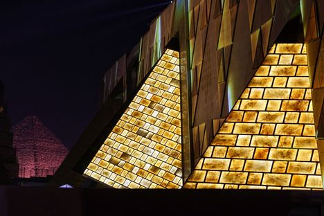 Gem-museon (Grand Egyptian Museum) seinää Gizan pyramidien edustalla Gizassa lauantai-iltana.