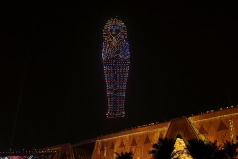 Uuden museon avajaisissa nähtiin drooneilla luotuja valoteoksia.