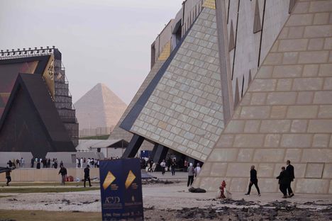 Sisääntuloaulan muotokieleen on otettu vaikutteita pyramideista.