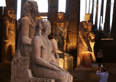 Faaraoiden patsaita esillä Gem-museon portaikossa.