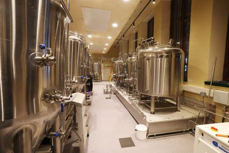 Panimossa on seitsemän käymistankkia. ”Tänään on laitettu vehnäolut tulille”, Pyrhönen kertoo.