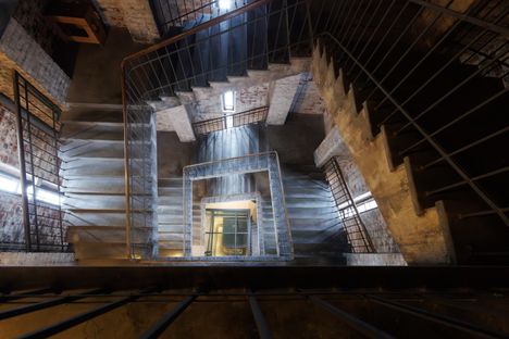 Remontin yhteydessä rakennettiin hissi, joka vie kolmanteen kerrokseen asti. Hissi kuului aseman alkuperäiseen suunnitelmaan.