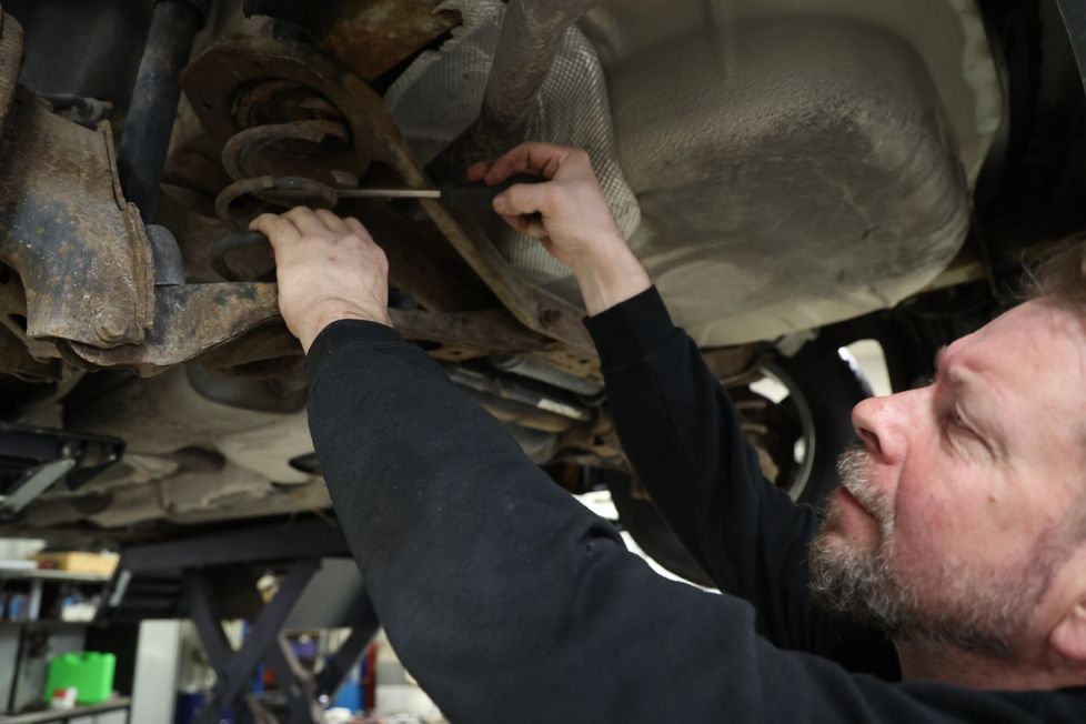 Autosta voi löytyä monta vikaa kerralla ja joskus ajopeli voi jättää tien päällekin. Autonasentaja ja korjaamopäällikkö Jari Tuomisto sanoo, että autonomistaja voi välttää ongelmia omalla fiksulla toiminnalla. 