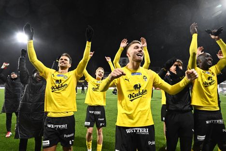 Kuopion Palloseuran pelaajat juhlivat täyttä pistepottia kotiyleisön edessä.