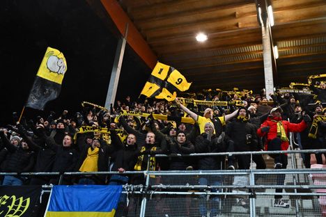 ”On, on, kesä ja yö”, KuPS:n kannattajat lauloivat marraskuisessa vesisateessa.