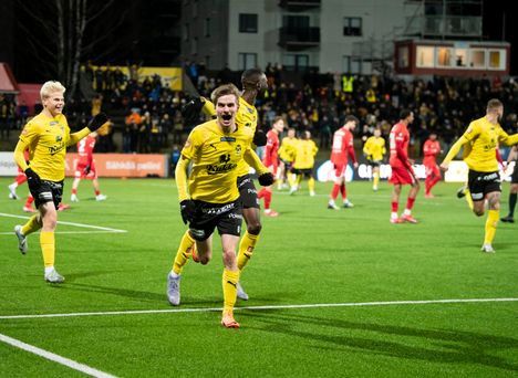 Saku Savolainen tuuletti komeaa osumaansa antaumuksella. Savolainen kiitteli yleisön tukea pelin jälkeen: ”Olihan se ihan mahtavaa. Oli paljon ääntä ja tuli semmoinen hyvä fiilis pelatakin. Sain vähän lisää virtaa, kun rupesi pohkeeseen vähän tuntumaan lopussa”, hän kehui kannustusta.