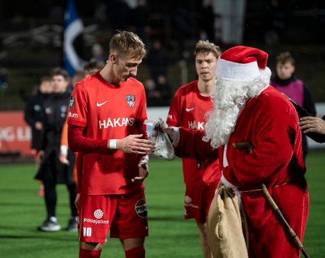 Florian Krebs sai Interin parhaan pelaajan palkinnon Joulupukilta.