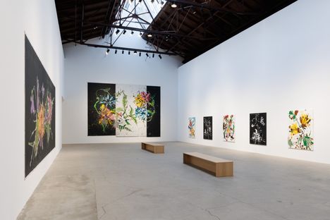 Makasiini Contemporaryn pääsalissa on esillä Jorge Galindon maalauksia.