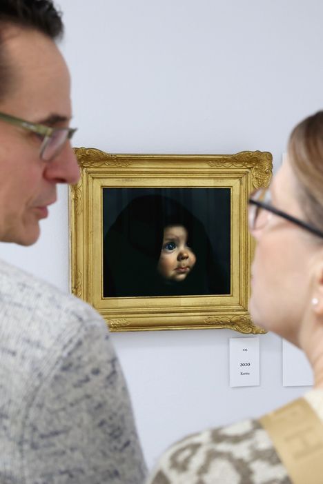 Tanja ja Måns Holmberg asuvat Meilahden Taidehallin lähellä ja halusivat tulla heti katsomaan pitkän tauon jälkeen avautuneen rakennuksen ensimmäistä näyttelyä. Taustalla Pekka Ala-Pietilän teos Kerttu.