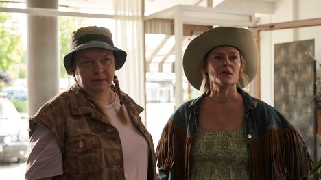 Teemu Nikki on kertonut haastatteluissa miettineensä aluksi päärooleihin miesnäyttelijöitä, mutta Elina Knihtilän ja Pirjo Longan näkeminen teatterin lavalla muutti suunnitelmat.