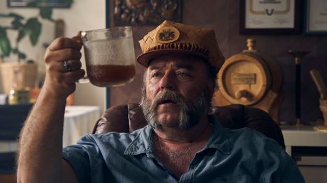 Pertti Sveholm näyttelee siskosten isää, joka tekee pitäjän parasta sahtia.