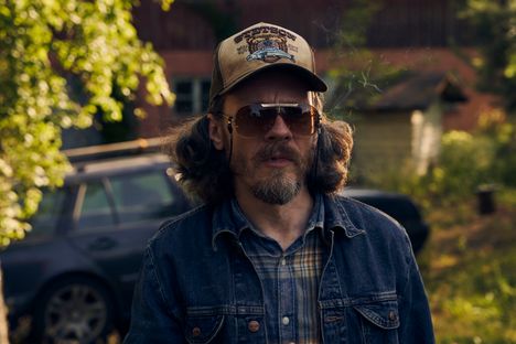 Hauki (Ville Tiihonen) seuraa Pirkkoa kuin lemmenkipeä koiranpentu ja päätyy siskosten kuskiksi jahtiseikkailussa.