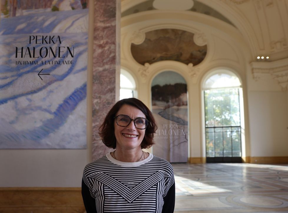 Museonjohtaja Annick Lemoine kertoo, että Pekka Halosen retrospektiivin rinnalle Pariisiin on luotu oheisohjelmaa, kuten konferensseja, Muumi-viikonloppu ja suomalaistuotteiden kauppa.