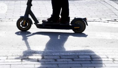 Sähköpotkulaudalla liikkunutta alaikäistä syytetään useista seksuaalirikoksista