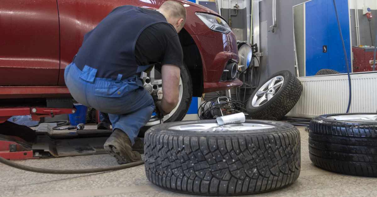 Osa lykkää nyt renkaiden­vaihtoa – rengasfirman johtaja: ”Harmillista että odotellaan, sillä talvi yllättää” | Kotimaa