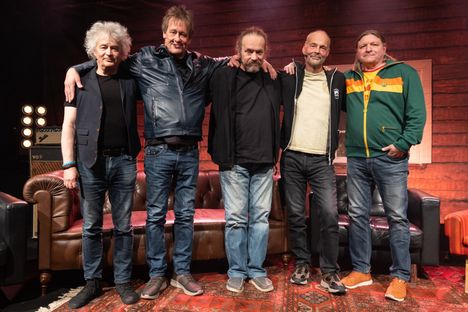 Eppu Normaalilla on hurja määrä suomalaisten rakastamia hittikappaleita.