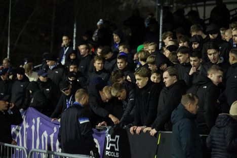 Kannattajia pyydettiin postumaan rikkoutuneesta katsomosta.