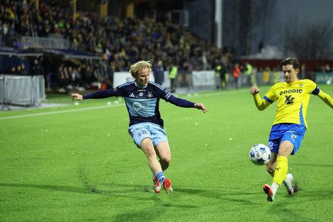 HJK:n Miska Ylitolva yritti estää Jukka Raitalan keskitystä.