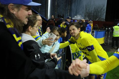 Jukka Raitala poseerasi ottelun jälkeen yhteiskuvissa fanien kanssa.
