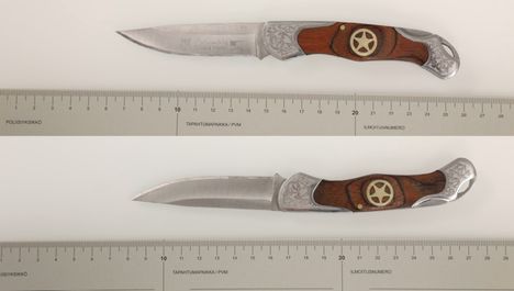 Miehen autosta löytyi taittoveitsi, jota mies syyttäjän mukaan käytti teossa. Miehen omat muistikuvat tapahtumista olivat sekavat.