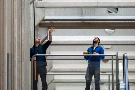 Roni Väisänen ja Heikki Eriksson virittivät kauppakeskus Puuvillaan lintuverkkoja, jotta sisätiloihin liiaksi mieltynyt lintu saataisiin kiinni.