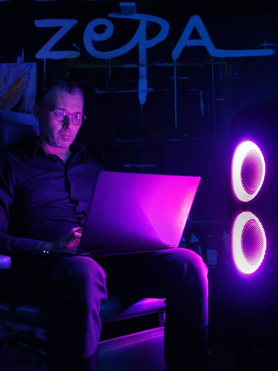 Tekoälymuusikko Marko Kleinsepp eli Zepala tekee musiikkia kotonaan Kirkkonummella.