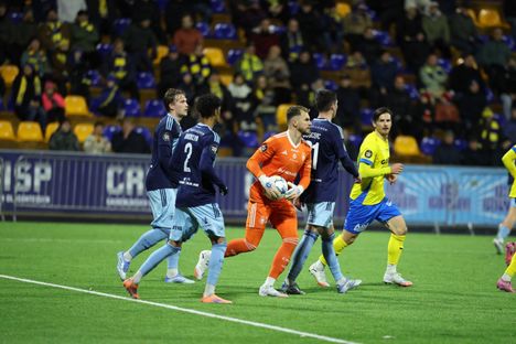 Gnistanin ja HJK:n kamppailua seurasi Oulunkylässä täysi stadion jalkapallofaneja.