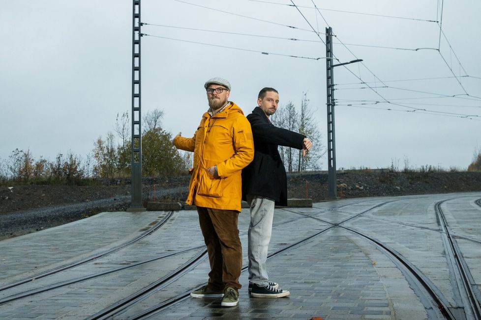 Ylöjärven vasemmistoliiton valtuutettu Aki Leppänen ja perussuomalaisten valtuutettu Henrik Pajunen matkustivat Aamulehden kanssa raitiovaunulla Hiedanrannasta Hervantaan ja takaisin.