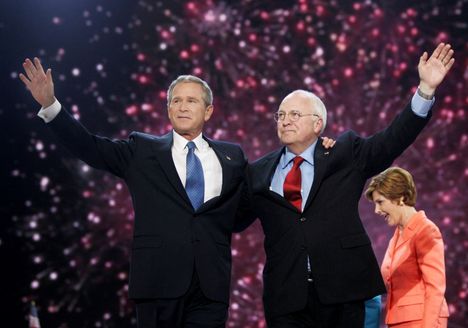 George W. Bush ja Dick Cheney juhlivat uutta ehdokkuuttaan presidentinvaaleissa republikaanien puoluekokouksessa syyskuussa 2004.