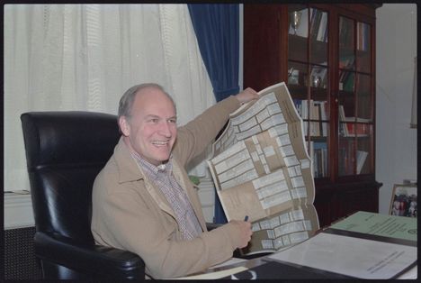 Tuleva puolustusministeri Dick Cheney piteli listaa puolustusministeriön työntekijöistä ennen nimityskuulemistaan maaliskuussa 1989.