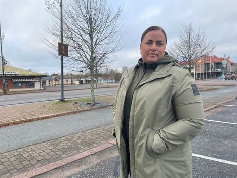 Riitta Pessi sanoo, että Nakkilassa kaikki tuntevat yhteiskoulun opettajat. Hän on surullinen siitä, että Nakkilan kaltaisella pienellä paikkakunnalla voi tapahtua jotain tällaista.