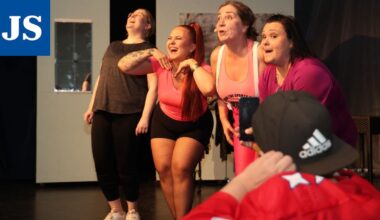 J+J Teatterin syksyn näytelmä käsittelee vakavia aiheita huumorin keinoin – ”Oma sisäinen keski-ikäinen Ritva on tosi innoissaan”