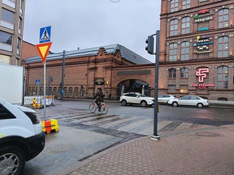 Aleksis Kiven kadulta Satakunnankadulle saapuvat ovat väistämisvelvollisia kunnes liikennevalot saadaan käyttöön.