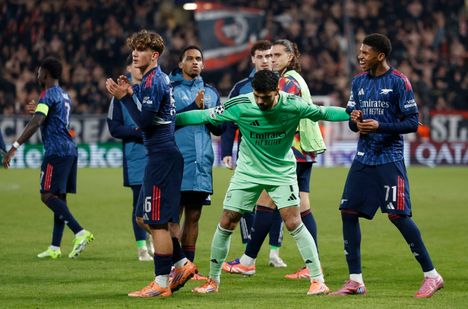 David Raya (kesk.) työntää Max Dowmanin (vas.) ja Andre Harriman-Annousin (oik.) Arsenalin kannattajien eteen.