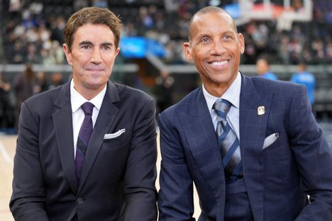 Reggie Miller (oik.) on Indianan pelaajalegenda ja nykyisin asiantuntija.