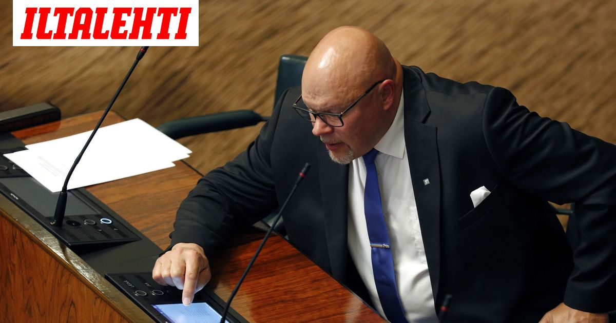 Eduskunta karhuaa Ano Turtiaiselta jättisummaa – Muutti Venäjälle