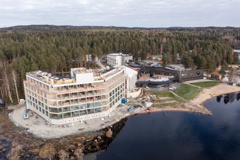 Bomban kylpylähotellin uutta hotellirakennusta rakennettiin lokakuussa 2023. Bomba sijaitsee Pielisen rannalla Nurmeksessa.