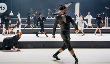 Kahdeksasluokkalaiset mekastivat ja häiriköivät koko balettiesityksen ajan, lavalle heitettiin esinekin