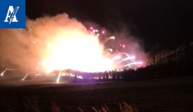 Ilotulitevaraston palo laajentunut Janakkalassa – asukkaat evakuoitu kilometrin säteeltä