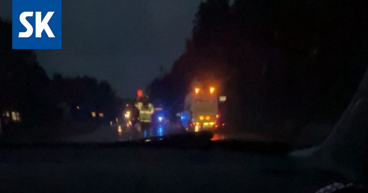 Puolustusvoimien ajoneuvo suistui ojaan Eurassa Kauttualla