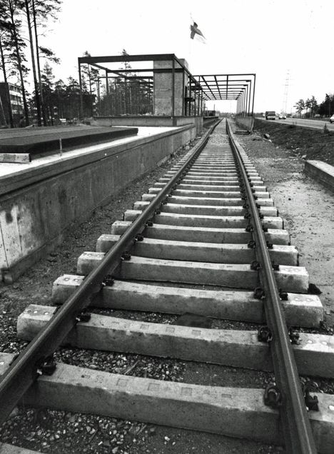 Metroradan kiskoelementit ulottuvat tällä hetkellä Kulosaaresta Junatielle saakka. Kulosaaren metroaseman runko on valmistunut.