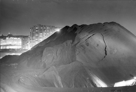 Hanasaaren hiilivuori on nyt 35 metriä korkea: lähes yhtä korkea kuin taustalla olevat Merihaan 14-kerroksiset talot.