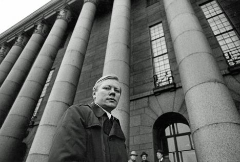 Nuorisoneuvoston puheenjohtaja, kansanedustaja Olavi Martikainen säilyttää rauhallisuutensa Teiniliiton valtionavusta puhuessaan. Hän huomauttaa, että määrärahoja esittäessään nuorisoneuvosto on tähän asti ollut yksimielinen.